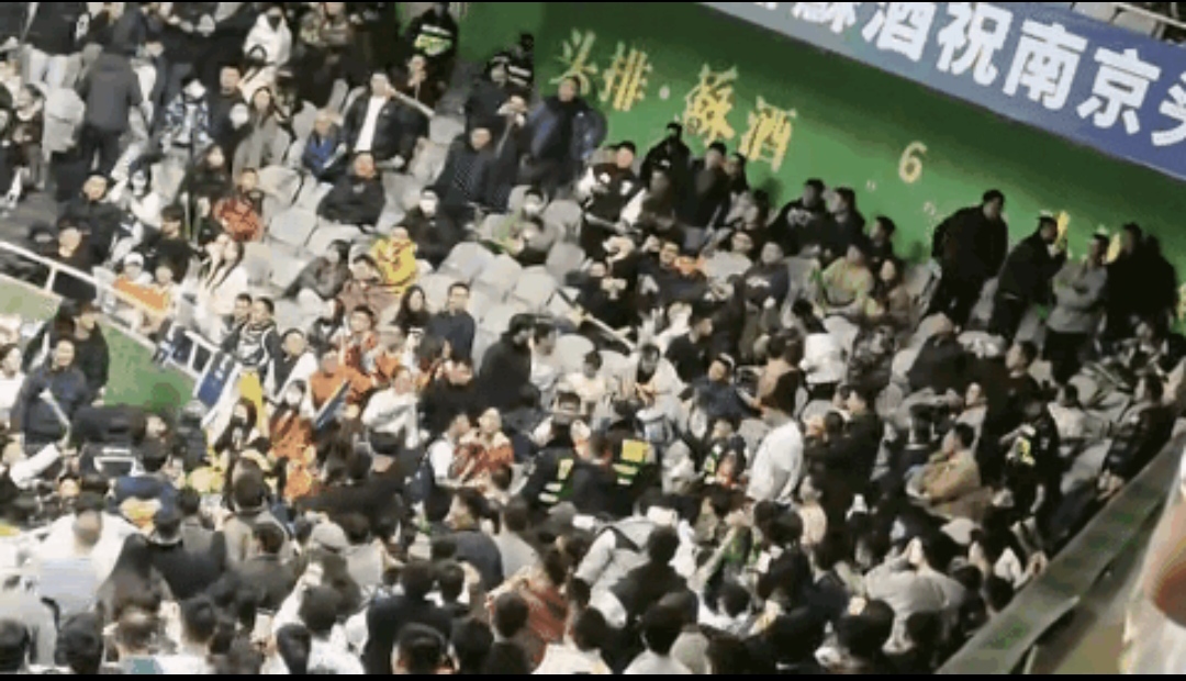精彩绝伦！球场上的争夺引发全场观众热情的简单介绍